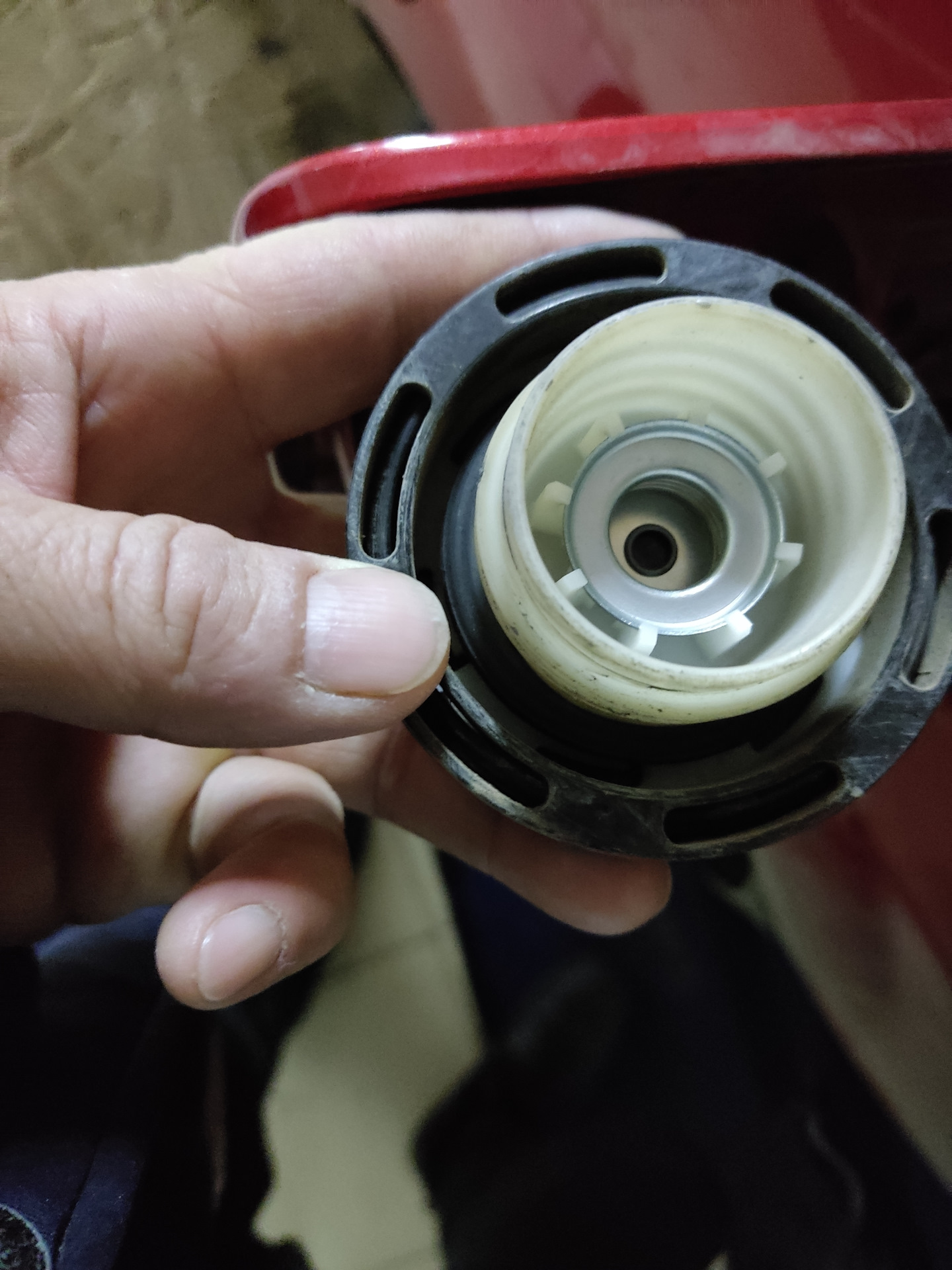 Шипение при открытии крышки бензобака — KIA Rio (2G), 1,4 л, 2010 года ...