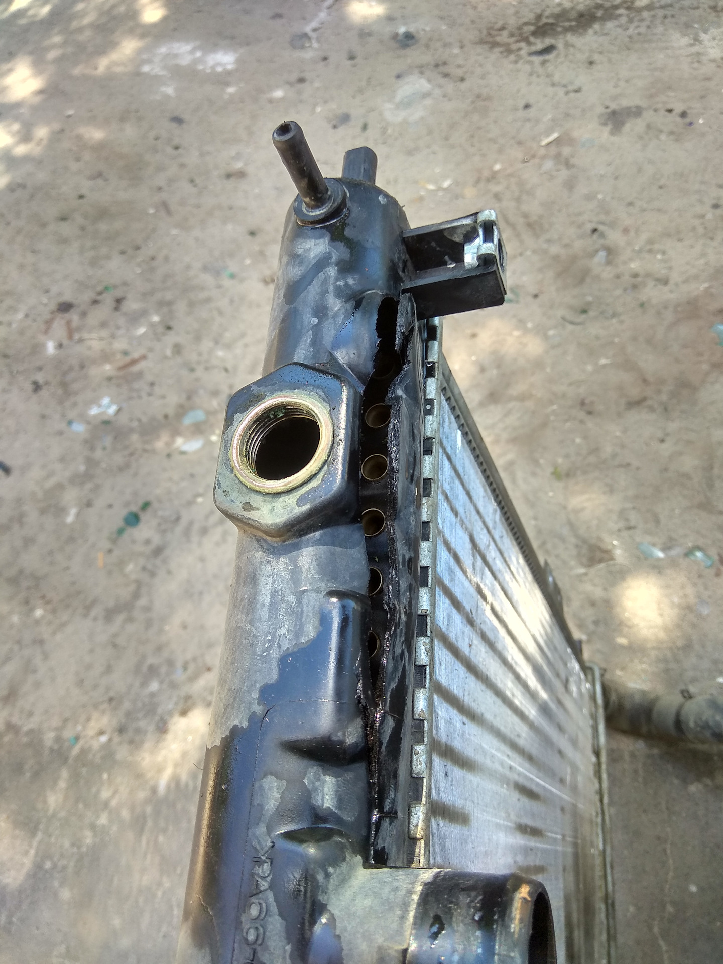 Лопнул радиатор охлаждения. Лопнул радиатор. Лопнул пластик на радиаторе охлаждения. 7. Лопнул радиатор.