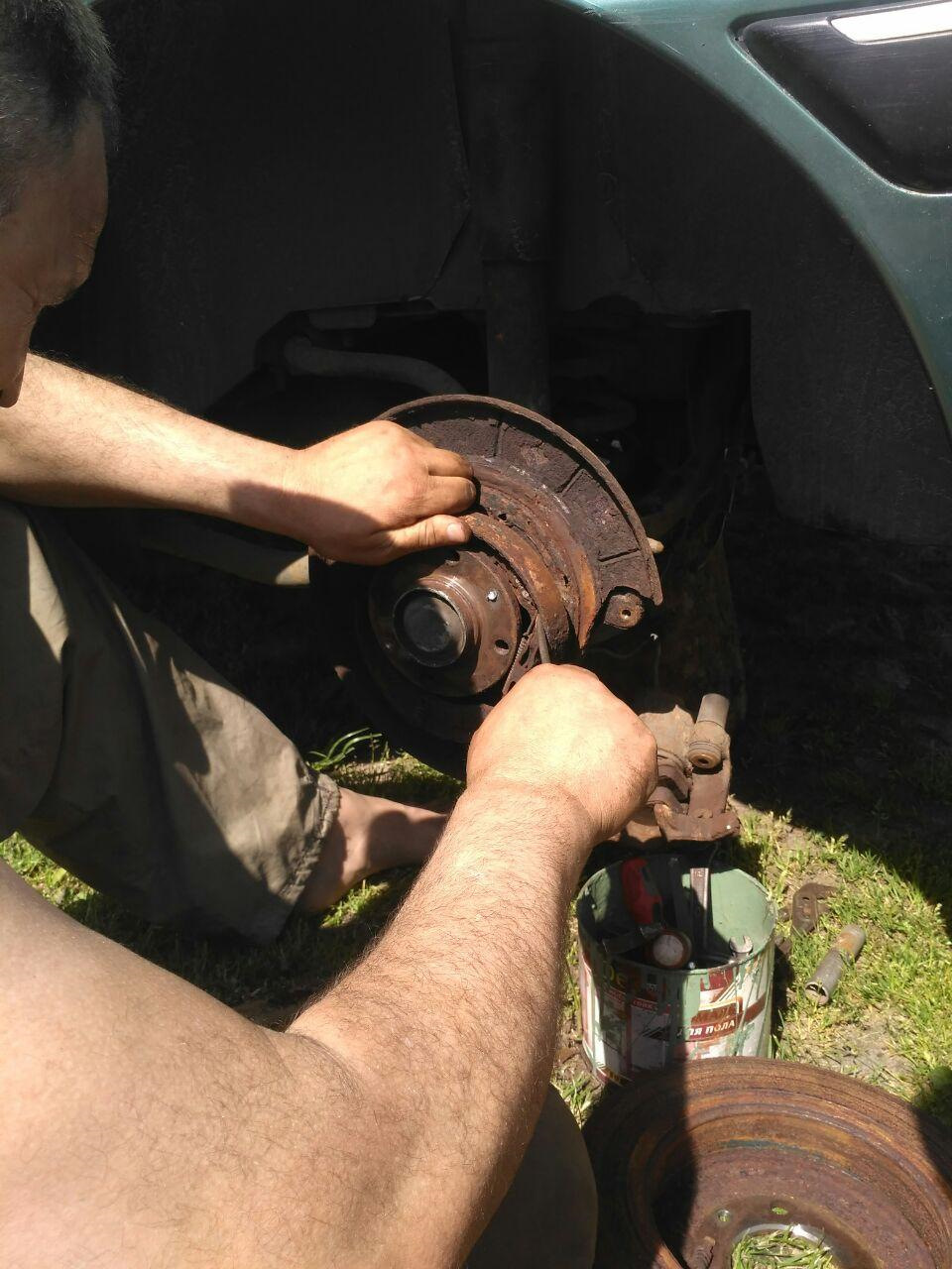 Заклинило заднее колесо ваз 2114. Заклинило задний. Ручной тормоз заклинило фольксваген. Заклинило заднее левое колесо фольксваген поло что делать. Замена задних тормозных колодок ниссан альмера н16 барабанные.