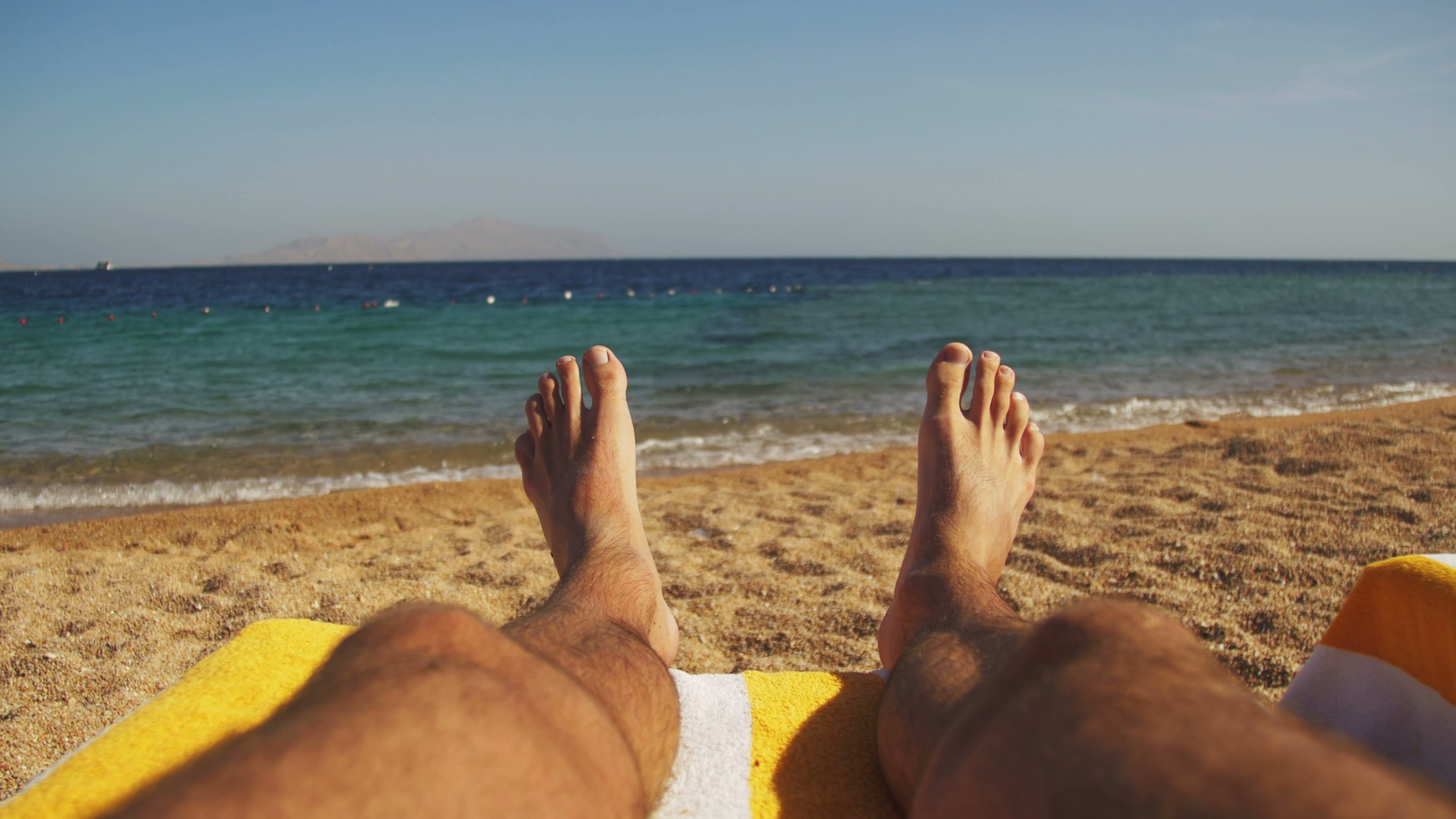 Мужские ноги на пляже